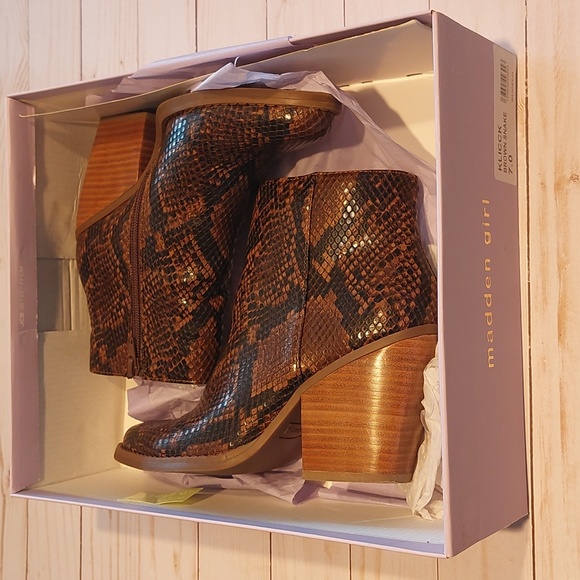 Snakeskin Ankle Boot - Picture 2 of 8